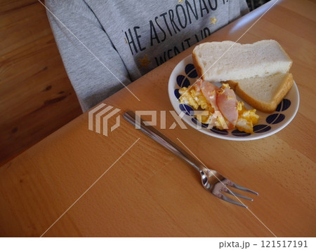 朝食をとる子ども(顔なし) 朝食をとる子ども(顔なし) 121517191