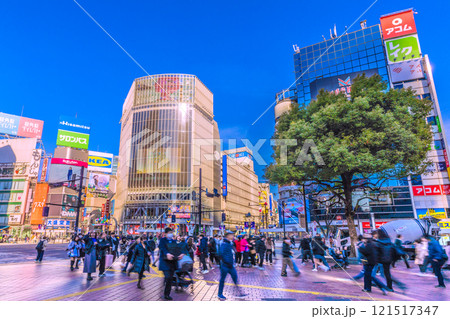 日本の東京都市景観 希望の光…外国人観光客らで賑わう渋谷駅前。新時代に幸あれ…＝26日 121517347