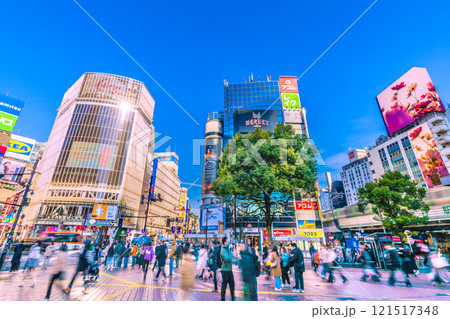 日本の東京都市景観 希望の光…外国人観光客らで賑わう渋谷駅前。新たな時代に幸あれ…=26日 日本の東京都市景観 希望の光…外国人観光客らで賑わう渋谷駅前。新たな時代に幸あれ…=26日 121517348