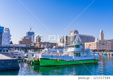 （神奈川県）横浜港・ピア象の鼻に係留された船舶 121517384