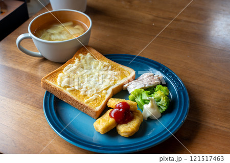 チーズトーストとナゲット 121517463