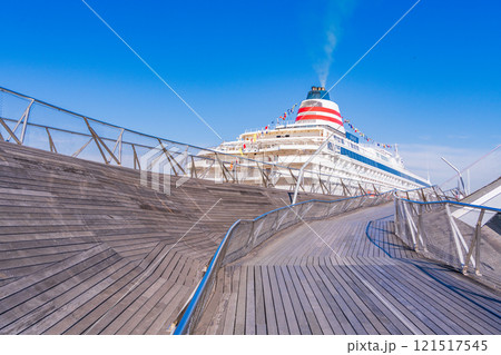(神奈川県)横浜港大さん橋ウッドデッキと係留された飛鳥II (神奈川県)横浜港大さん橋ウッドデッキと係留された飛鳥II 121517545