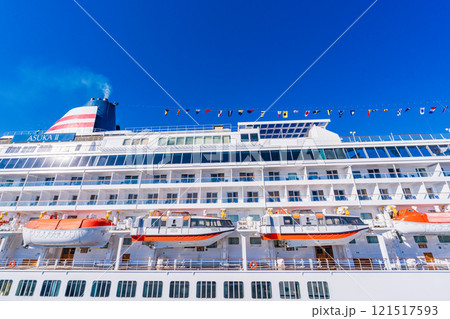 （神奈川県）横浜港大さん橋に停泊した飛鳥II、救命ボート 121517593