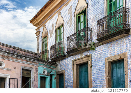 Old colonial style house 121517770