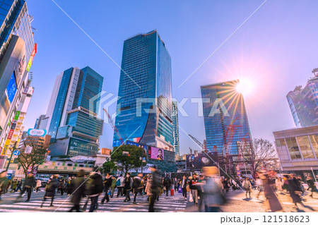 日本の東京都市景観 希望の光。外国人観光客らで賑わう渋谷スクランブル交差点…いざ、新時代へ…=26日 日本の東京都市景観 希望の光。外国人観光客らで賑わう渋谷スクランブル交差点…いざ、新時代へ…=26日 121518623