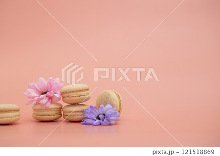 Round beautiful sweets macaroni with flowers on a pink background. Still life with macaroni cakes and different flower. Copy space. Banner Round beautiful sweets macaroni with flowers on a pink background. Still life with macaroni cakes and different flower. Copy space. Banner 121518869
