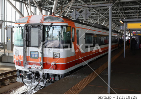 冬の旭川駅に停車中の特急大雪号（キハ183系新特急色：旭川⇔網走） 121519228