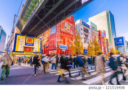 日本の東京都市景観 希望の時代へ…外国人観光客らで賑わう秋葉原=26日 日本の東京都市景観 希望の時代へ…外国人観光客らで賑わう秋葉原=26日 121519406