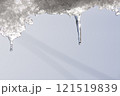 寒い冬の雪のつらら氷柱 121519839