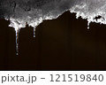 寒い冬の雪のつらら氷柱 121519840