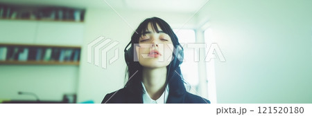 目を瞑って音楽を聴く女子高生 目を瞑って音楽を聴く女子高生 121520180