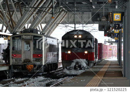 旭川駅を通過する貨物列車 121520225