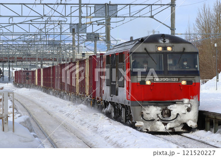 旭川市内を行く貨物列車 121520227