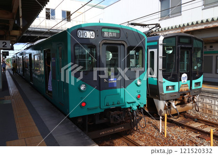 朝ラッシュの厄神駅に停車中の加古川線103系・125系電車 121520332