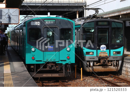 朝ラッシュの厄神駅に停車中の加古川線103系・125系電車 121520333