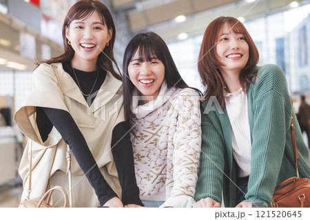 女子旅出発前にワクワクしているイメージ 女子旅出発前にワクワクしているイメージ 121520645
