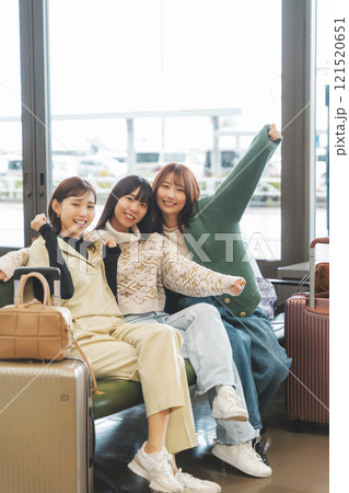 女子旅出発前にワクワクしているイメージ 121520651