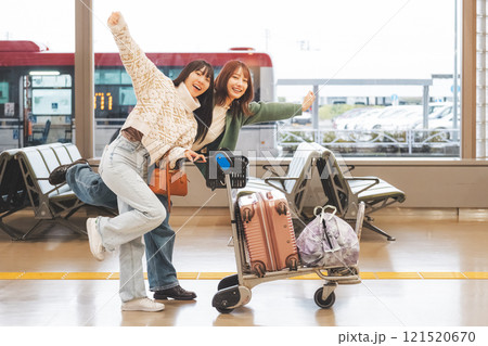 女子旅出発前にワクワクしているイメージ 121520670