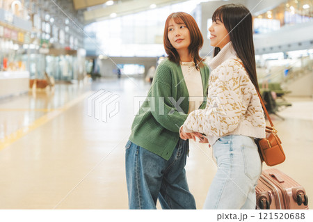 女子旅出発前にワクワクしているイメージ 女子旅出発前にワクワクしているイメージ 121520688