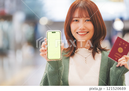スマホで案内する旅行客のイメージ スマホで案内する旅行客のイメージ 121520689