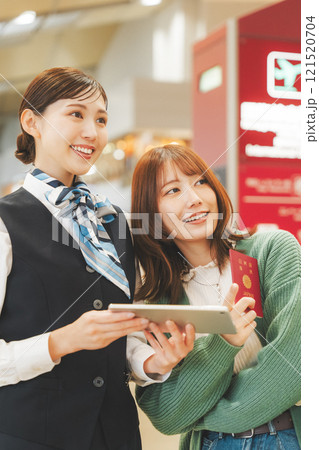 空港で案内をするキャビンアテンダントのイメージ 空港で案内をするキャビンアテンダントのイメージ 121520704