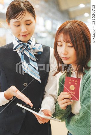 空港で案内をするキャビンアテンダントのイメージ 空港で案内をするキャビンアテンダントのイメージ 121520712