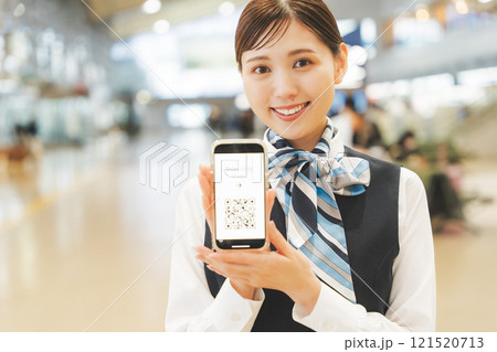 スマホで案内するキャビンアテンダントのイメージ スマホで案内するキャビンアテンダントのイメージ 121520713