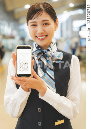スマホで案内するキャビンアテンダントのイメージ スマホで案内するキャビンアテンダントのイメージ 121520716