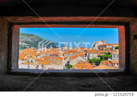 城壁から眺めるドゥブロブニクのとても美しい風景 121520759