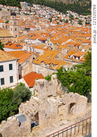 城壁から眺めるドゥブロブニクのとても美しい風景 121520769