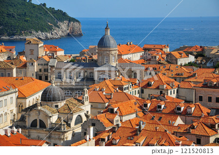 城壁から眺めるドゥブロブニクのとても美しい風景 121520813