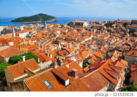 城壁から眺めるドゥブロブニクのとても美しい風景 121520816