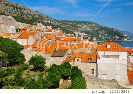 城壁から眺めるドゥブロブニクのとても美しい風景 121520831