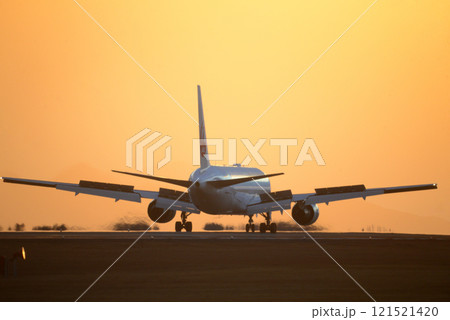 着陸する旅客機 121521420