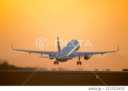 離陸する旅客機 離陸する旅客機 121521432