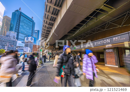 日本の東京都市景観 年の瀬…新橋駅(銀座口)などを望む。左奥は汐留のビル群=12月26日 日本の東京都市景観 年の瀬…新橋駅(銀座口)などを望む。左奥は汐留のビル群=12月26日 121521469
