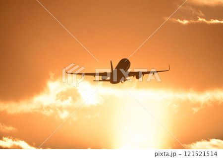 夕暮れに離陸する旅客機 121521514