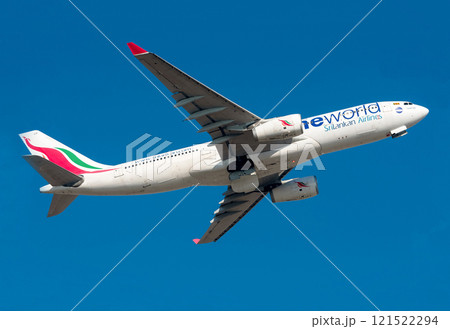 スリランカ航空A330離陸上昇 121522294
