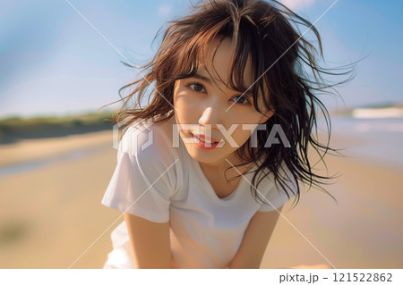 夏のビーチで輝く笑顔の女性 121522862