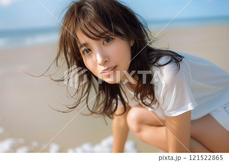 夏のビーチで輝く笑顔の女性 121522865