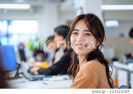 活気ある職場で働く女性の笑顔 121523297