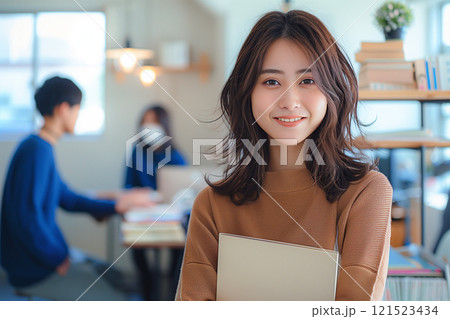 学びの場で見せる自然体の女子大学生 121523434