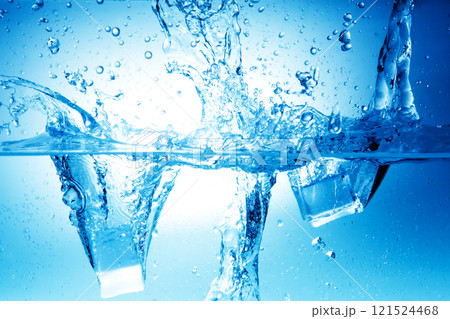 氷　水　スプラッシュ　水しぶき 121524468
