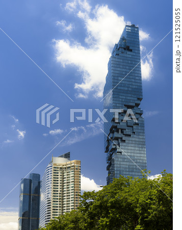 タイ・バンコクの青空にそびえるマハナコンタワー / MahaNakhon, Bangkok 121525055