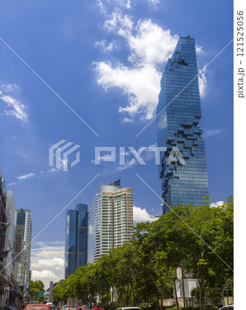 タイ・バンコク シーロムエリアの街並みとマハナコンタワー / Bangkok, Thailand タイ・バンコク シーロムエリアの街並みとマハナコンタワー / Bangkok, Thailand 121525056
