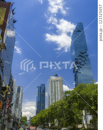 タイ・バンコク シーロムエリアの街並みとマハナコンタワー / Bangkok, Thailand タイ・バンコク シーロムエリアの街並みとマハナコンタワー / Bangkok, Thailand 121525057