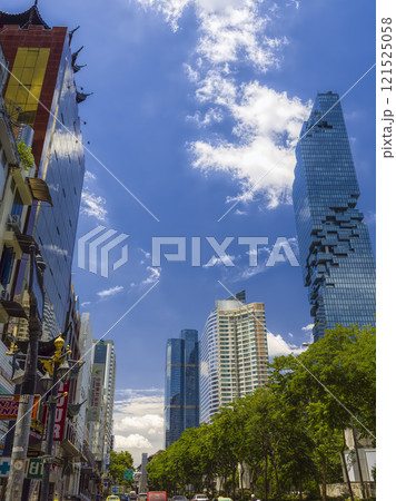 タイ・バンコク シーロムエリアの街並みとマハナコンタワー / Bangkok, Thailand タイ・バンコク シーロムエリアの街並みとマハナコンタワー / Bangkok, Thailand 121525058