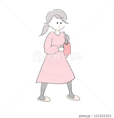 カップを持って歩く女性 カップを持って歩く女性 121525323