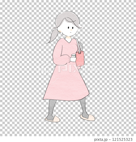 カップを持って歩く女性 カップを持って歩く女性 121525323