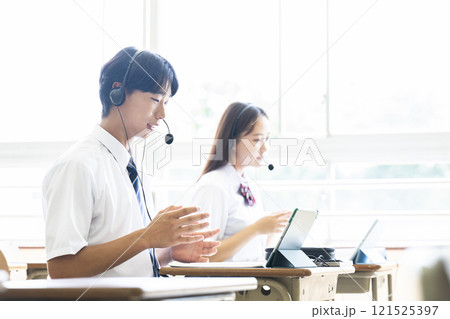オンライン英会話　授業　教室　男女　高校　中学校　ICT 121525397